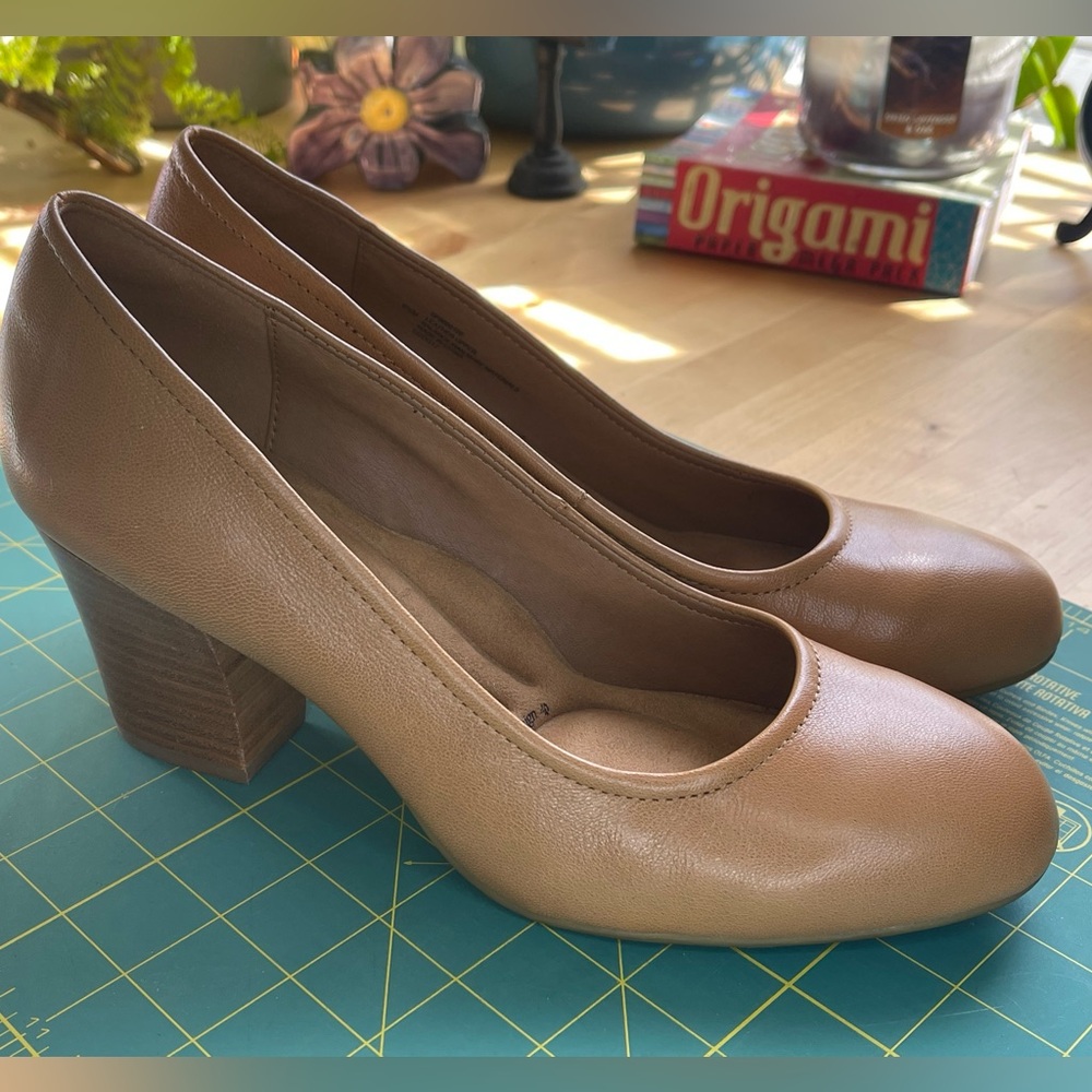 Söfft Nude Round Toe Mid Heel Pump
